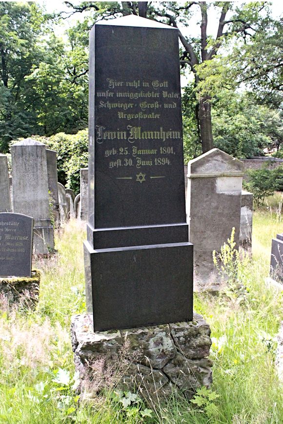 Grabstein Nummer 311 auf dem Friedhof Potsdam