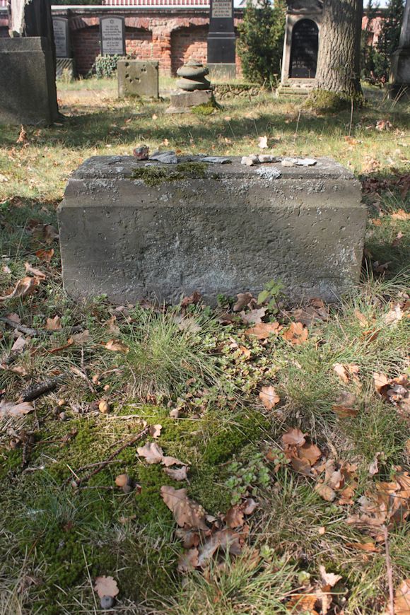 Grabstein Nummer 93 auf dem Friedhof Guben