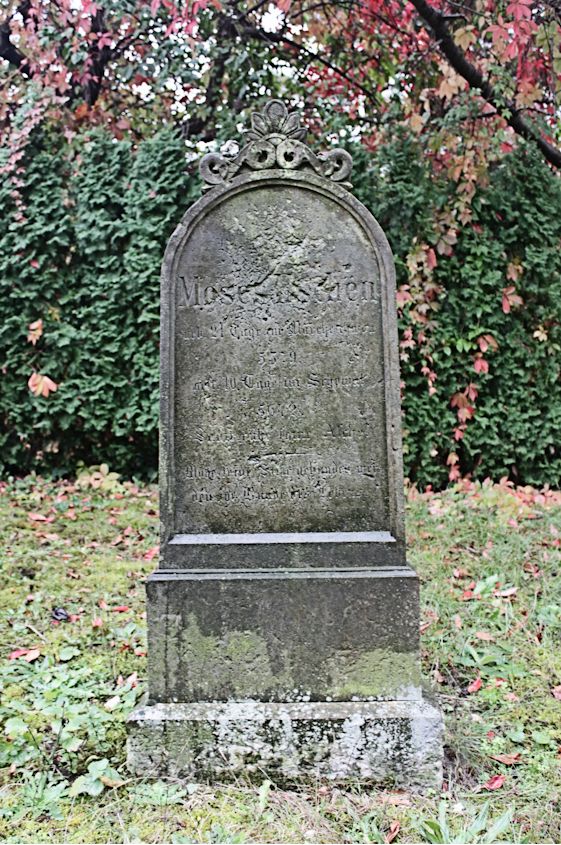 Grabstein Nummer 2 auf dem Friedhof Trebbin