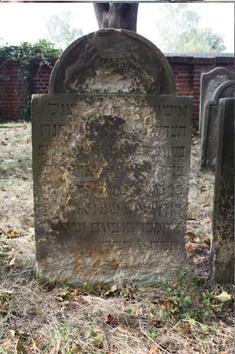 Grabstein Nummer 35 auf dem Friedhof Beelitz