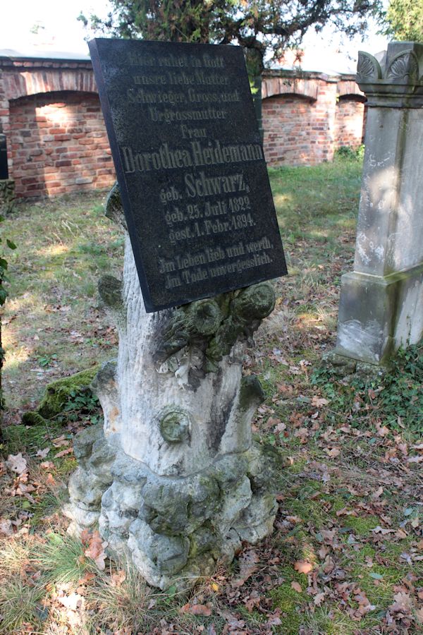 Grabstein Nummer 77 auf dem Friedhof Guben