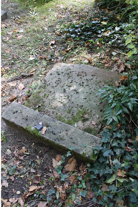 Grabstein Nummer 13 auf dem Friedhof Storkow