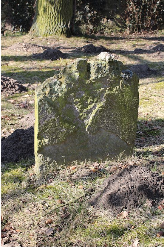 Grabstein Nummer 21 auf dem Friedhof Groß Neuendorf