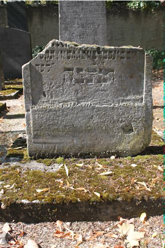 Grabstein Nummer 15 auf dem Friedhof Fürstenwalde