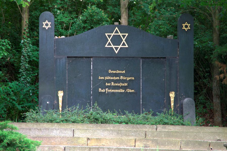 Grabstein Nummer 1 auf dem Friedhof Bad Freienwalde