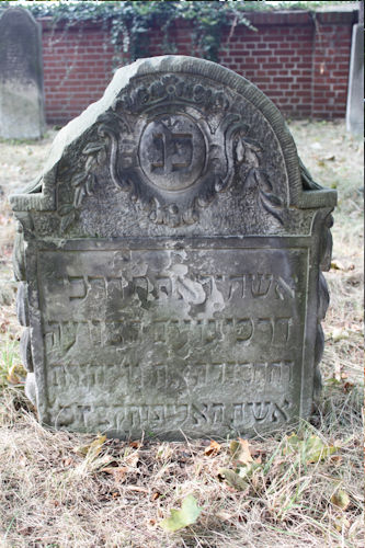 Grabstein Nummer 33 auf dem Friedhof Beelitz