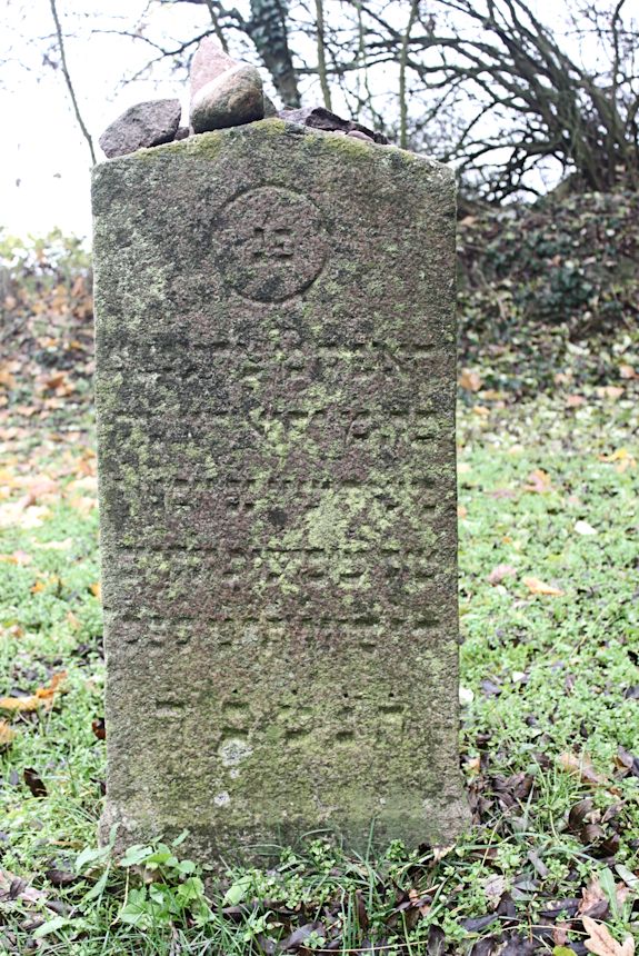 Grabstein Nummer 3 auf dem Friedhof Cedynia (Zehden)