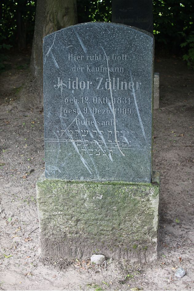 Grabstein Nummer 19 auf dem Friedhof Neuruppin