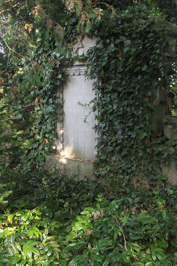 Grabstein Nummer 64 auf dem Friedhof Guben