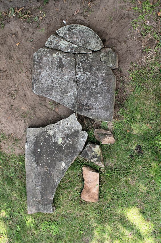 Grabstein Nummer 6 auf dem Friedhof Neuruppin