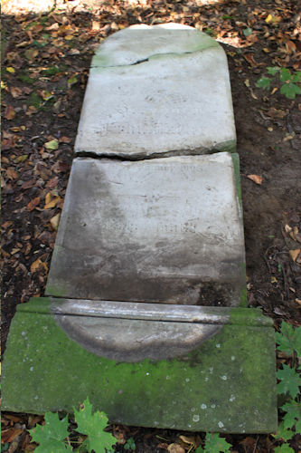 Grabstein Nummer 8 auf dem Friedhof Lindow