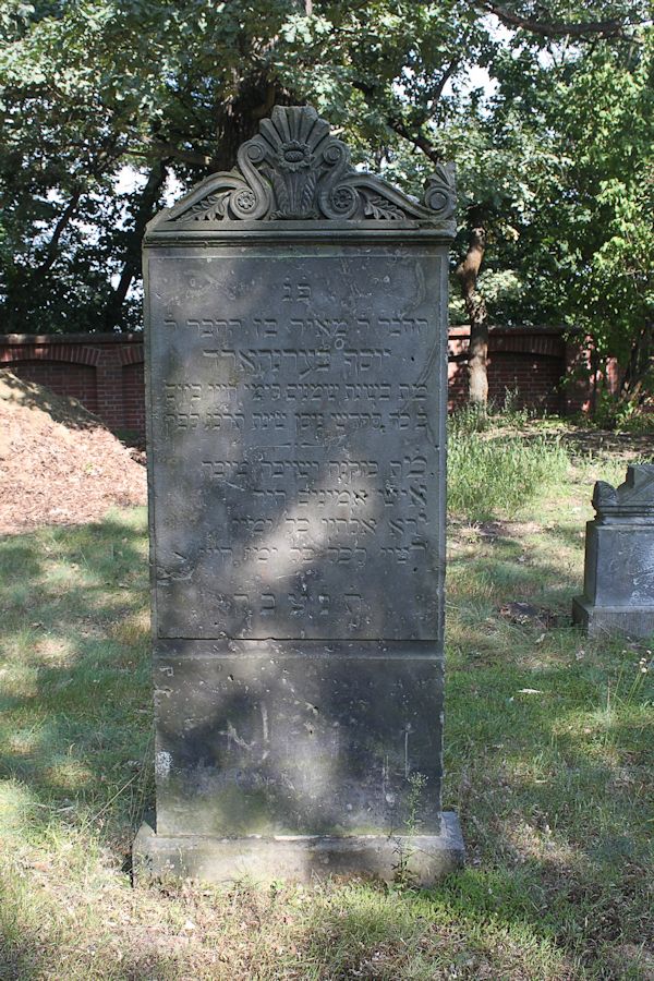 Grabstein Nummer 35 auf dem Friedhof Guben