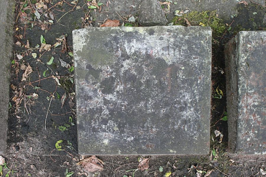 Grabstein Nummer 9 auf dem Friedhof Neuruppin
