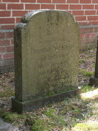 Grabstein Nummer 8 auf dem Friedhof Rathenow