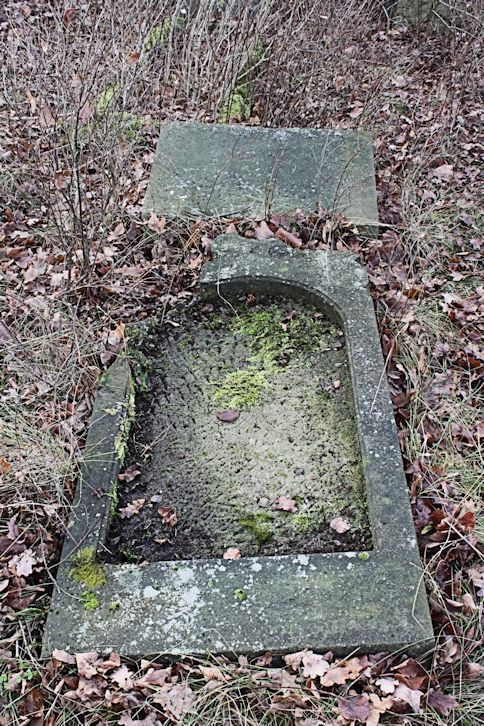Grabstein Nummer 17 auf dem Friedhof Zasieki (Forst)