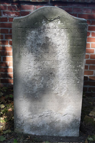 Grabstein Nummer 16 auf dem Friedhof Beelitz