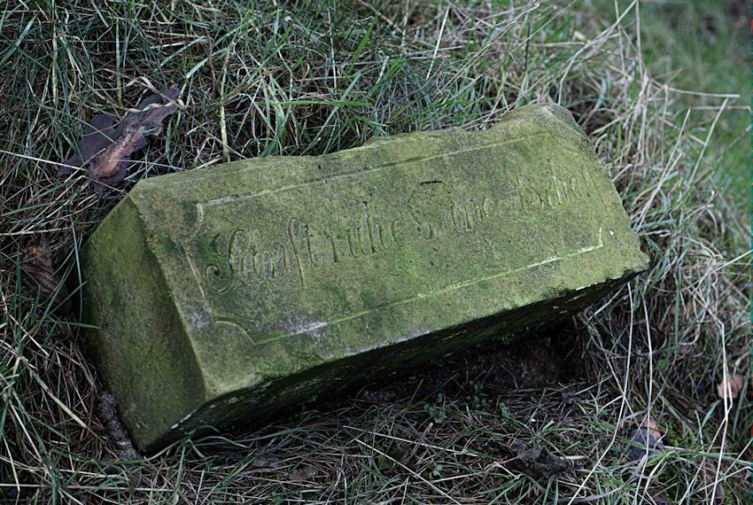 Grabstein Nummer 8 auf dem Friedhof Kargowa (Unruhstadt)