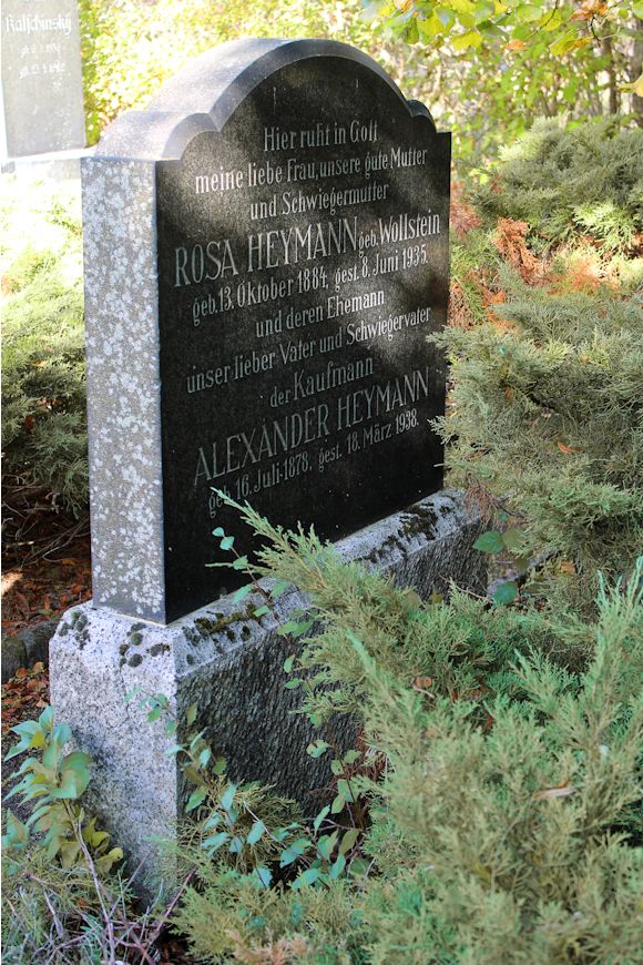 Grabstein Nummer 4 auf dem Friedhof Eisenhüttenstadt