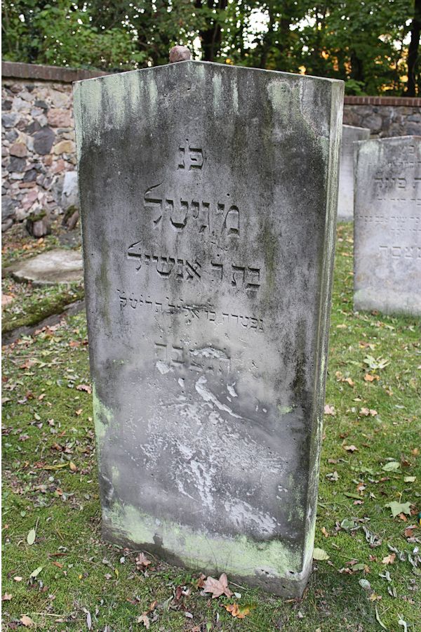 Grabstein Nummer 83 auf dem Friedhof Storkow