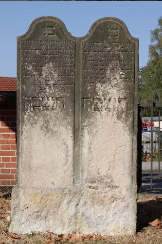 Grabstein Nummer 6 auf dem Friedhof Beelitz