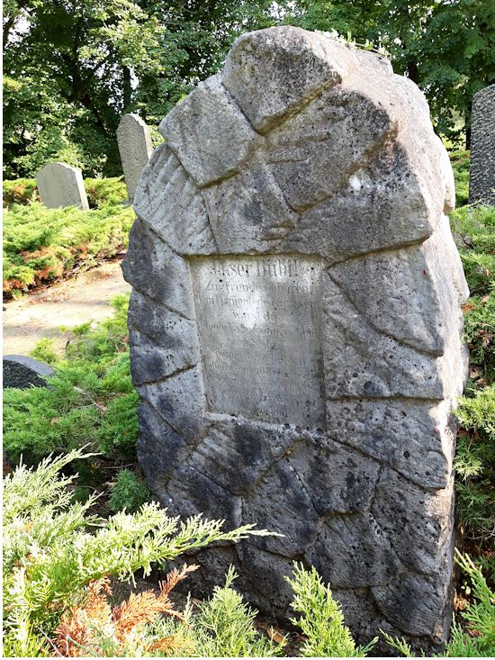 Grabstein Nummer 13 auf dem Friedhof Eisenhüttenstadt