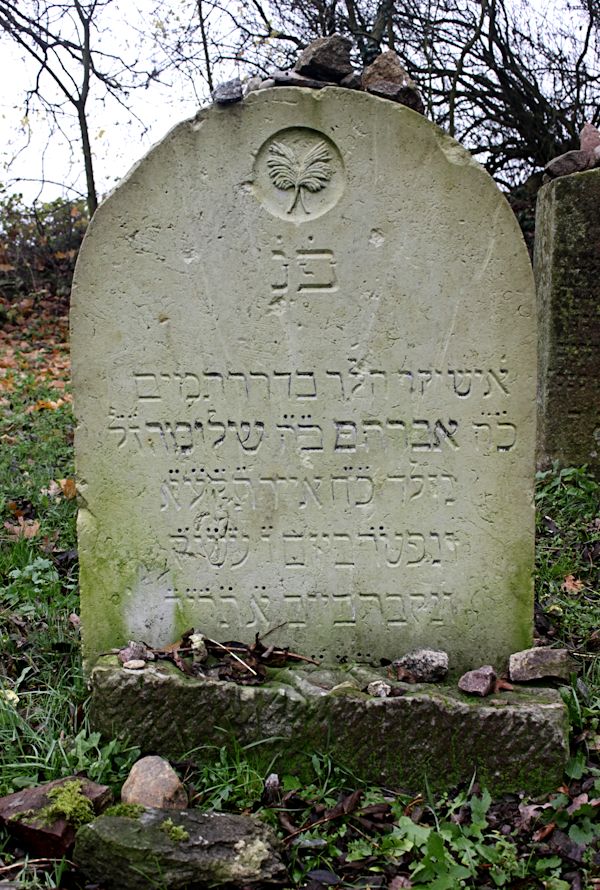 Grabstein Nummer 4 auf dem Friedhof Cedynia (Zehden)