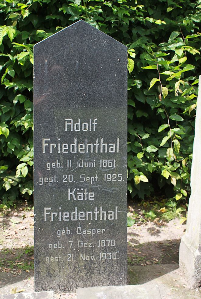 Grabstein Nummer 3 auf dem Friedhof Neuruppin
