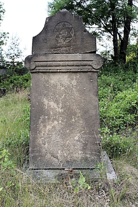 Grabstein Nummer 33 auf dem Friedhof Zasieki (Forst)