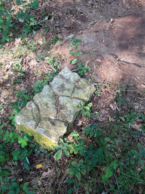 Grabstein Nummer 21 auf dem Friedhof Beeskow
