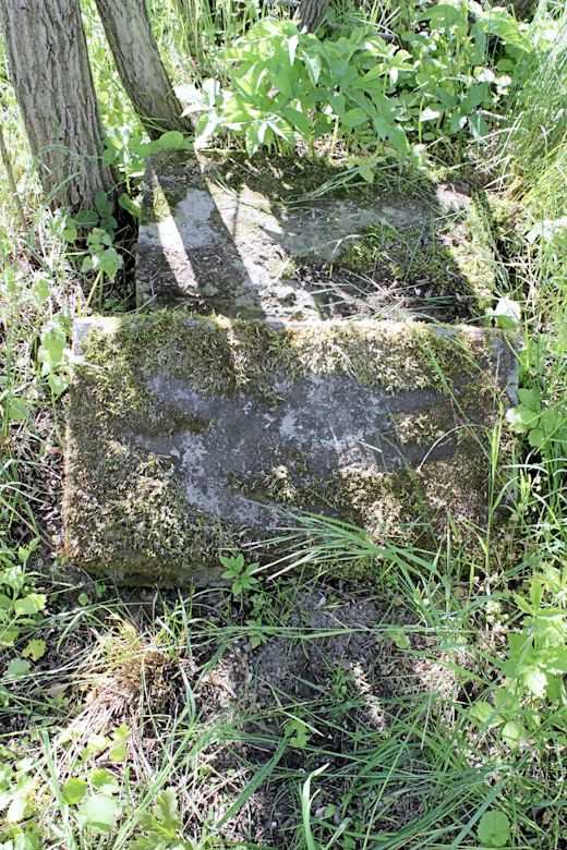Grabstein Nummer 4 auf dem Friedhof Dębno (Neudamm)