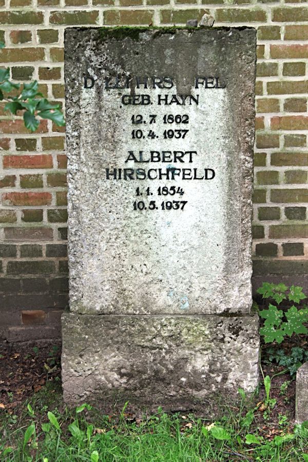 Grabstein Nummer 528 auf dem Friedhof Potsdam