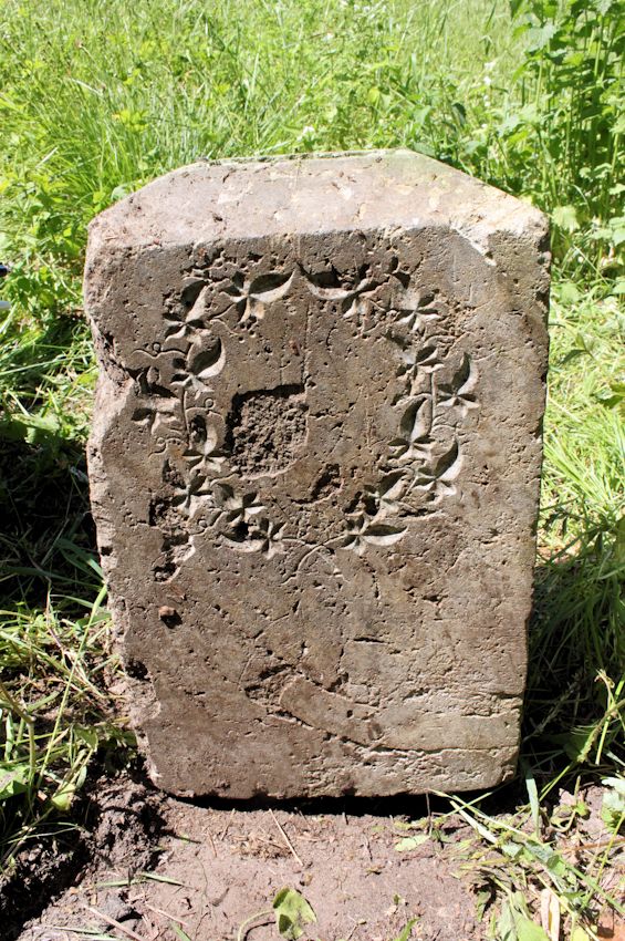 Grabstein Nummer 14 auf dem Friedhof Dębno (Neudamm)