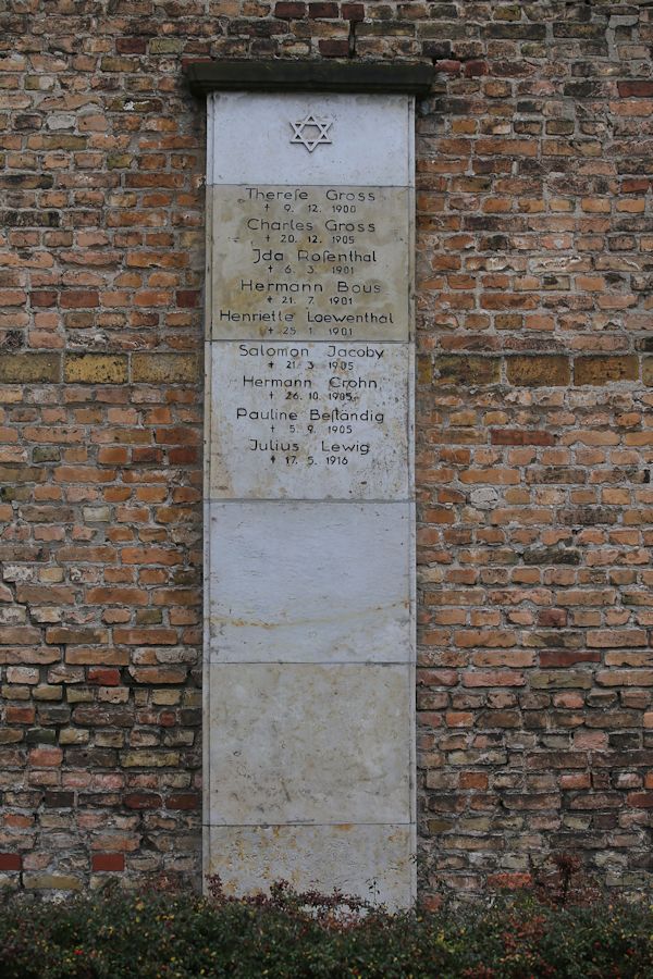 Grabstein Nummer 4 auf dem Friedhof Brandenburg