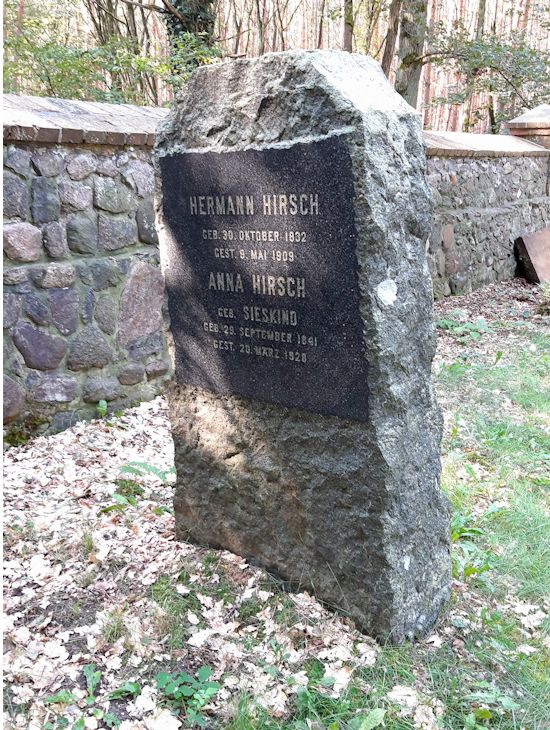 Grabstein Nummer 4 auf dem Friedhof Beeskow