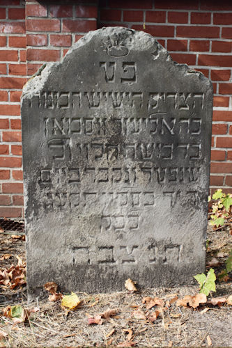 Grabstein Nummer 5 auf dem Friedhof Beelitz
