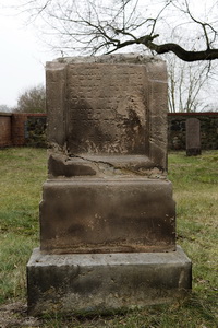 Grabstein Nummer 4 auf dem Friedhof Schwedt
