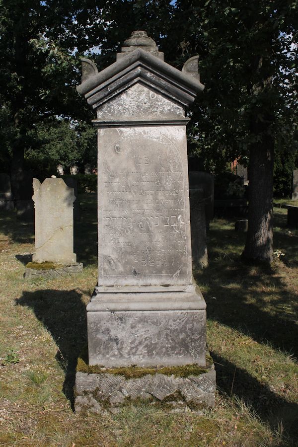 Grabstein Nummer 75 auf dem Friedhof Guben