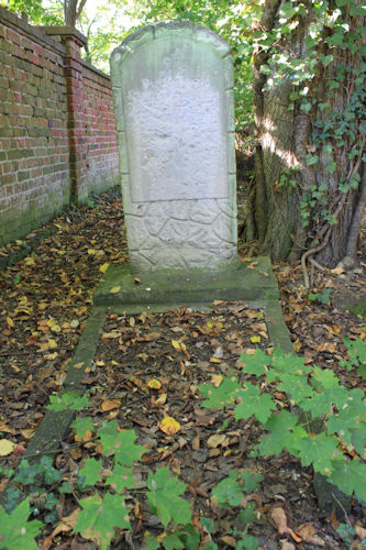 Grabstein Nummer 5 auf dem Friedhof Lindow