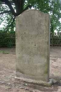 Grabstein Nummer 8 auf dem Friedhof Friesack