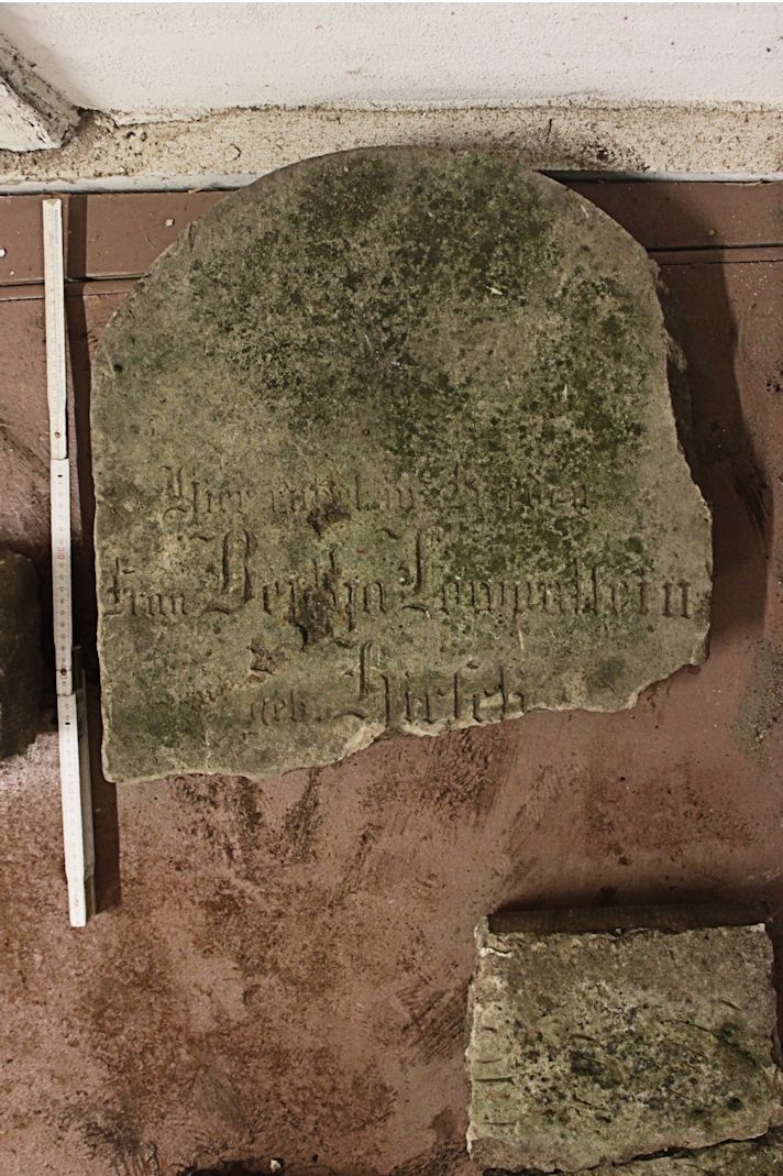 Grabstein Nummer 8 auf dem Friedhof Wusterhausen