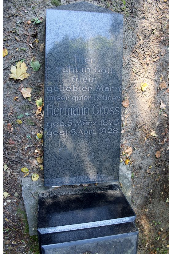 Grabstein Nummer 1 auf dem Friedhof Storkow