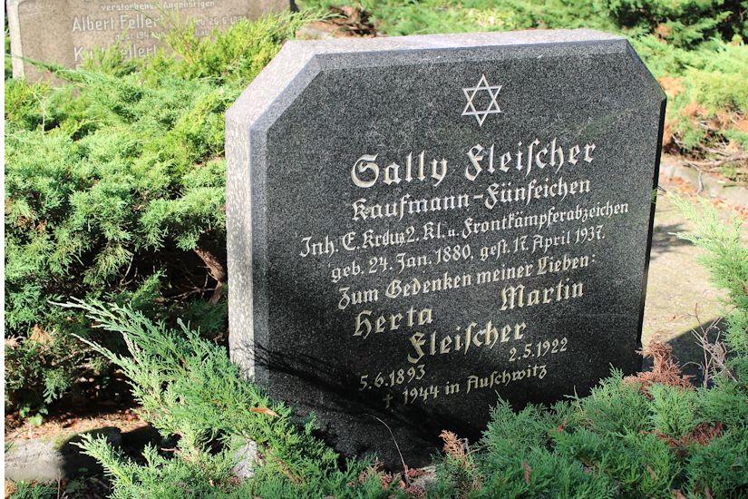 Grabstein Nummer 2 auf dem Friedhof Eisenhüttenstadt