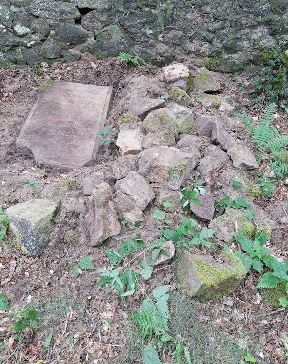 Grabstein Nummer 9 auf dem Friedhof Beeskow