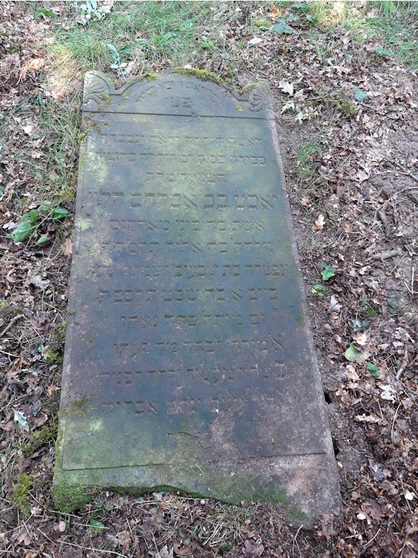 Grabstein Nummer 16 auf dem Friedhof Beeskow