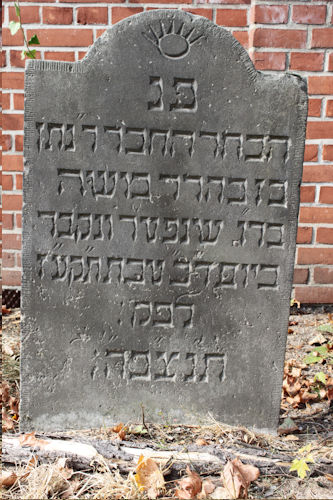 Grabstein Nummer 4 auf dem Friedhof Beelitz