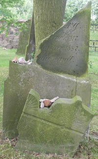 Grabstein Nummer 17 auf dem Friedhof Groß Neuendorf