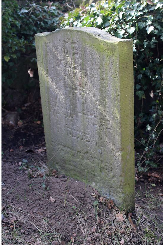 Grabstein Nummer 8 auf dem Friedhof Groß Neuendorf