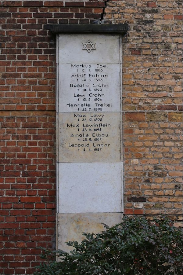 Grabstein Nummer 2 auf dem Friedhof Brandenburg