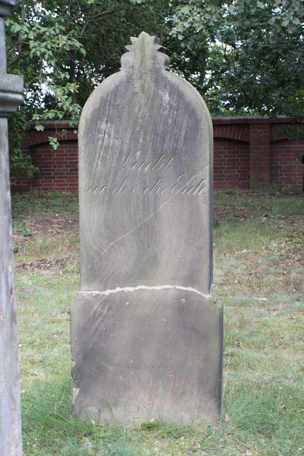 Grabstein Nummer 14 auf dem Friedhof Guben