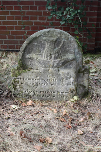 Grabstein Nummer 8 auf dem Friedhof Beelitz